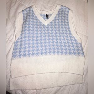 H&M blue and white houndstooth sweater vest.